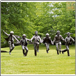 小孩草坪奔跑玩耍銅雕塑