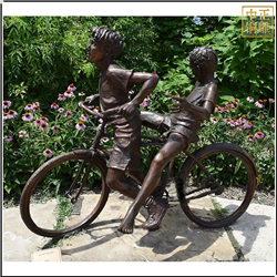 小孩騎車銅雕塑
