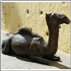 窩著的駱駝銅雕塑